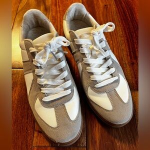 White Sneaker, women’s 10M, Cushionaire, Vegan leather